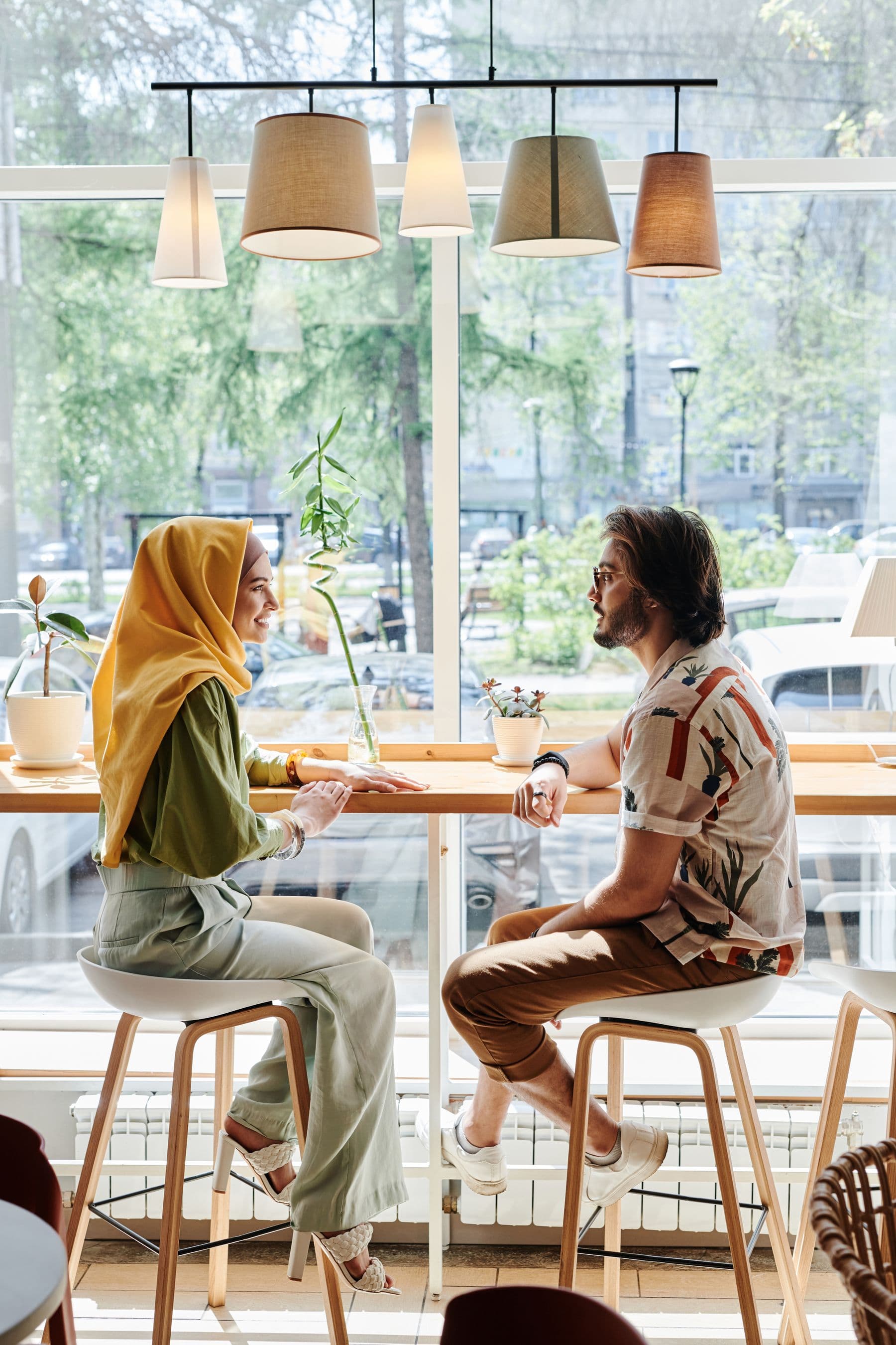 Two people having a focused conversation in a bright café